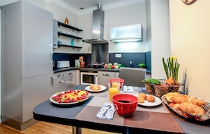 Microwave, oven, dishwasher, coffee/tea maker