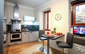 Microwave, oven, dishwasher, coffee/tea maker