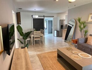 Interior - Modern 4-bedroom Oasis in North Miami w/ HOT TUB (Miami)