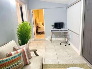 4 bedrooms, desk, WiFi