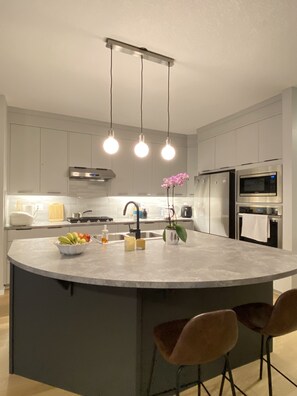 Shared kitchen - Kathy's New Guest House (Calgary)