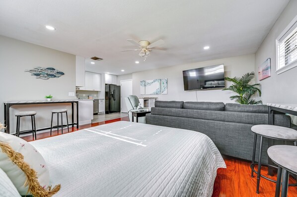 Iron/ironing board, travel cot, Internet, bed sheets - Walk to Hard Rock Casino: Cozy Studio! (Tampa)