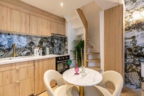 Fridge, oven, stovetop, coffee/tea maker