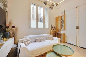 Iron/ironing board, WiFi (free), bed sheets