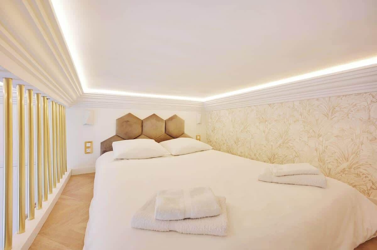 Tabla de planchar con plancha, wifi gratis y ropa de cama 