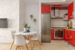 Kühlschrank, Mikrowelle, Ofen, Wasserkocher mit Kaffee-/Teezubehör