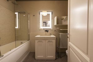 Ensemble douche/baignoire, sèche-cheveux, bidet, serviettes fournies