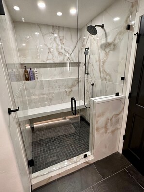 Dusche, Haartrockner, Handtücher, Seife