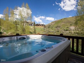 Tina de hidromasaje al aire libre