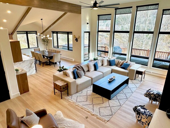 Smart TV, chimenea, libros y estéreo 