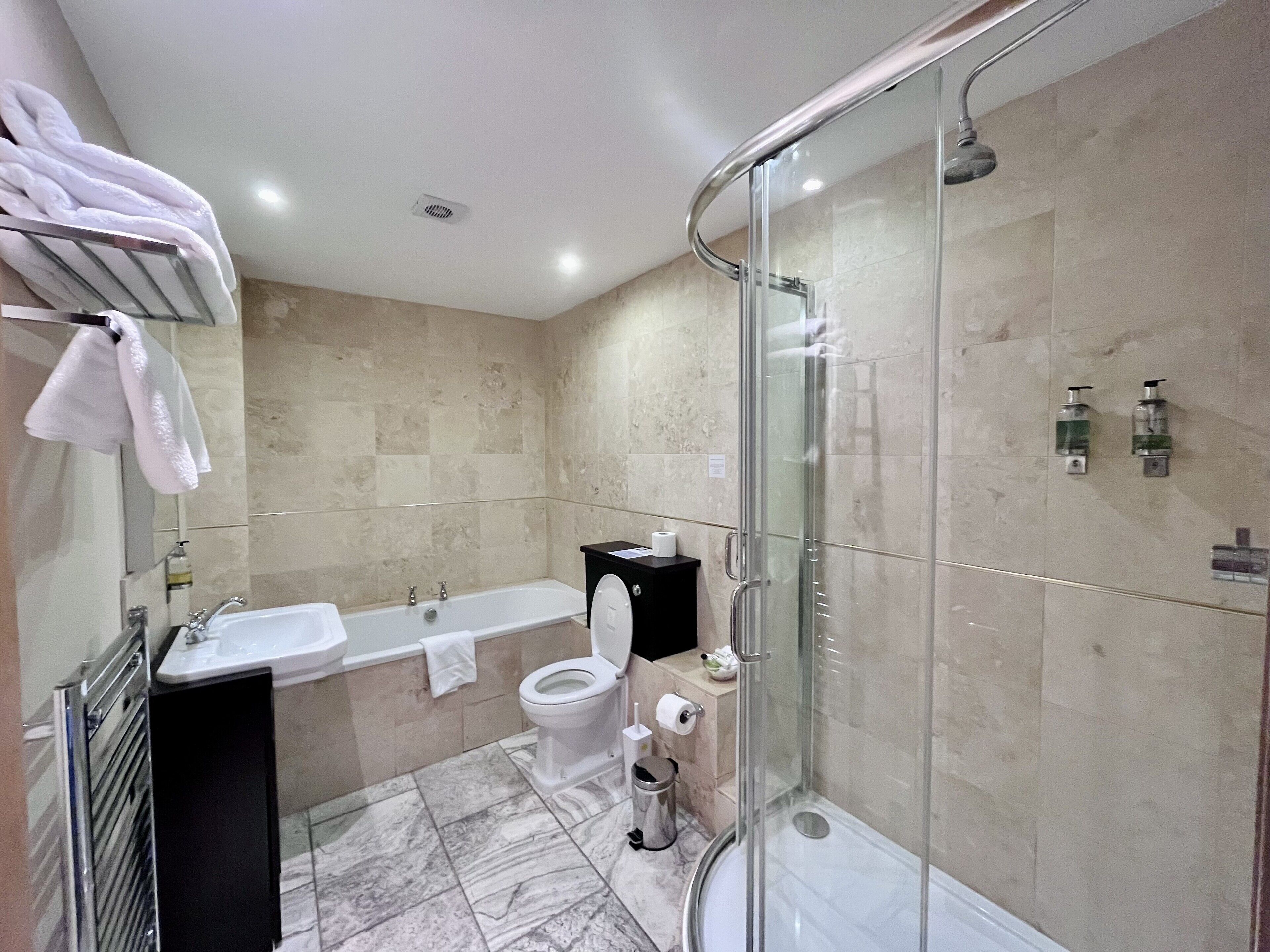 行政雙人房 | 浴室 | 免費梳洗用品、風筒、提供毛巾、番梘