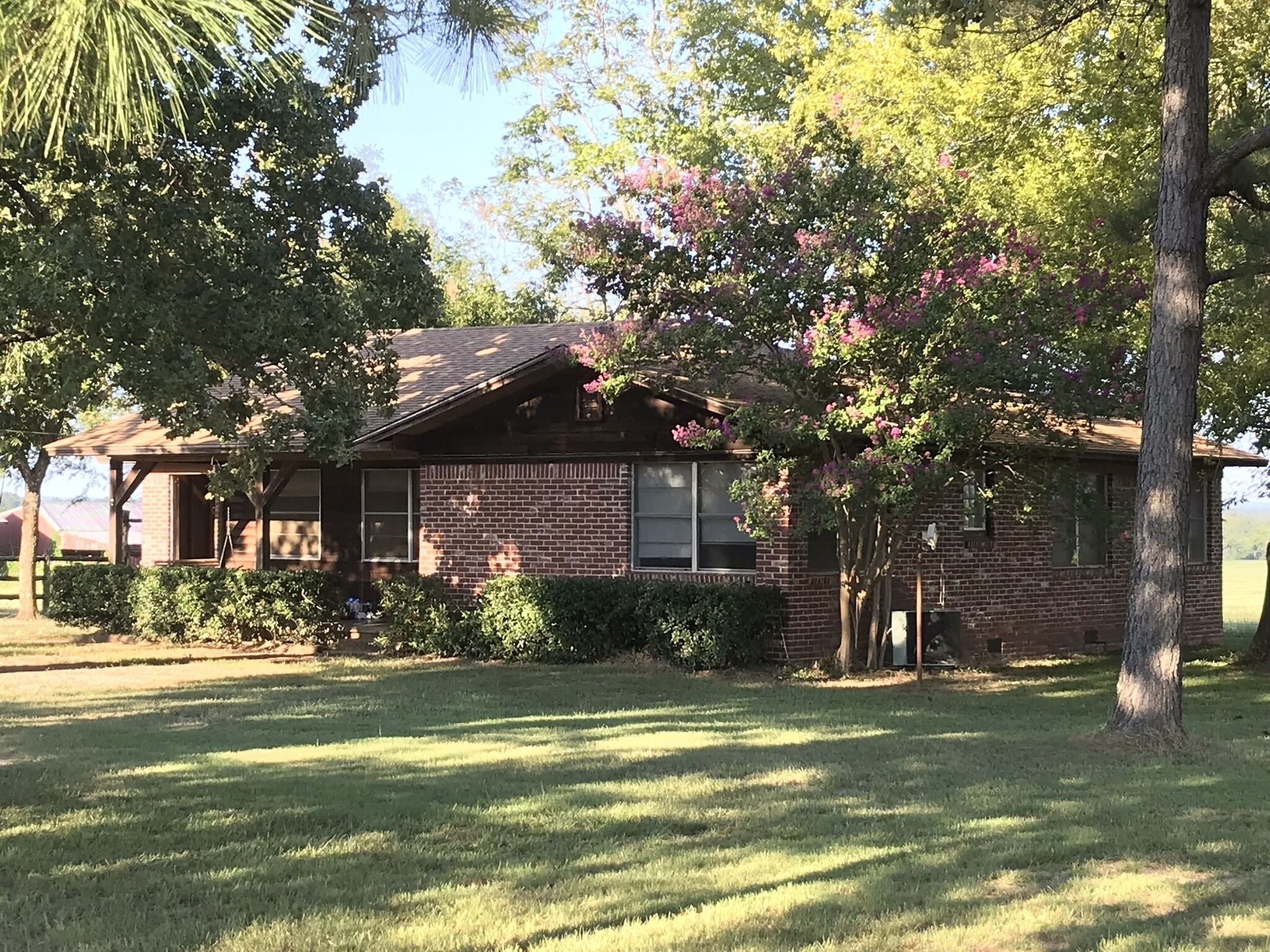 Relaxing three bedroom house on our working cattle ranch just outside city limit
