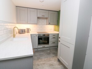 Kjøleskap, oppvaskmaskin, vannkoker og brødrister