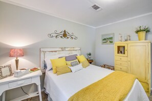 3 habitaciones, escritorio y tabla de planchar con plancha 