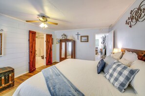 3 habitaciones, escritorio y tabla de planchar con plancha