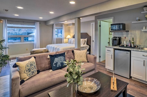 6 Mi to Dtwn Parker: Serene Studio Suite!