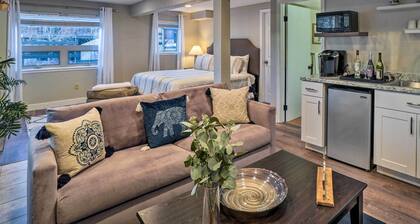 6 Mi to Dtwn Parker: Serene Studio Suite!