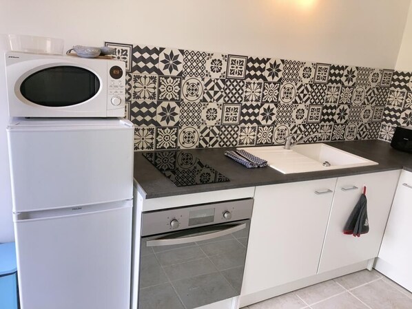 Fridge, microwave, oven, stovetop - A&J Peaceful studio for Guédelon and Loire à vélo (Bonny-sur-Loire)