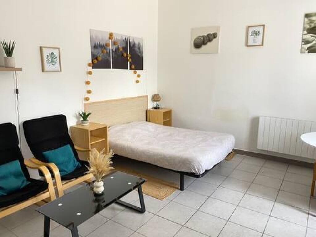 Een strijkplank/strijkijzer, reisbedje, gratis wifi, beddengoed