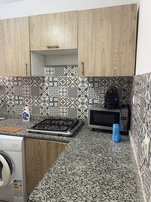 Refrigerador, parrilla de estufa y comedor