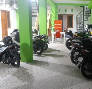 Free self parking - Happy Syariah Hotel (Sleman)