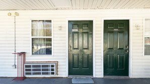 Una casa con dos puertas, una que indica 'No Fumar' y la otra 'Privado'.