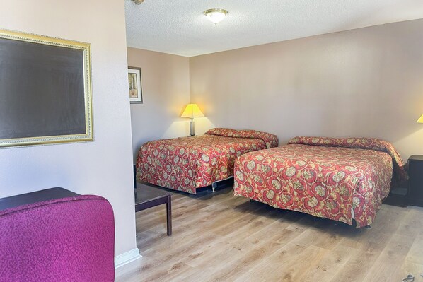 Desk, free WiFi, bed sheets - Sparta Seven Motel By OYO near Milledgeville (Sparta)