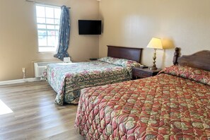 Phòng Premium, 2 giường cỡ queen, hút thuốc | Bàn, truy cập Internet không dây miễn phí, bộ trải giường 