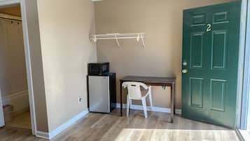 Kamar Premium, 2 Tempat Tidur Queen, Boleh Merokok | Meja kerja, Wi-Fi gratis, dan seprai linen