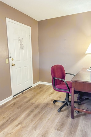 Desk, free WiFi, bed sheets - Sparta Seven Motel By OYO near Milledgeville (Sparta)