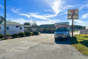 Free self-parking - Sparta Seven Motel By OYO near Milledgeville (Sparta)