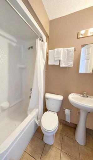 Premium Room, 1 Queen Bed | Bathroom