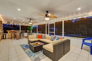 Smart-tv, videospil, bordtennisbord, bøger