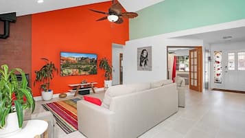 Älytelevisio, takka, kirjoja, tietokoneen näyttö