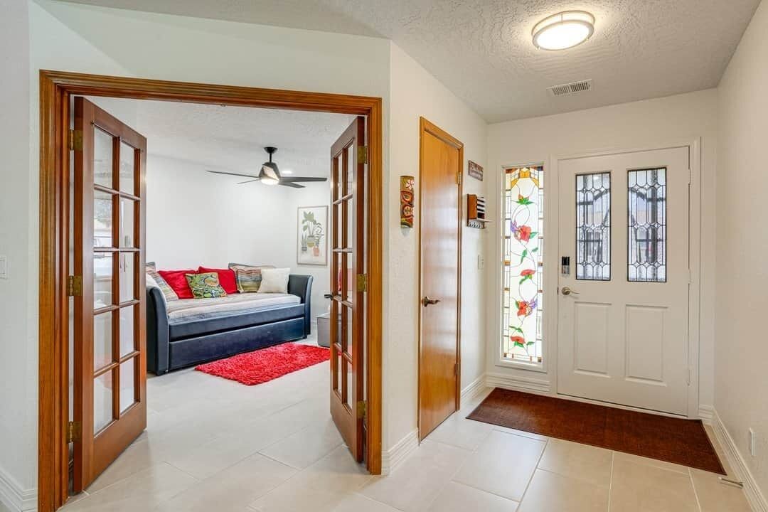 Téléviseur connecté, foyer, livres, écran d’ordinateur