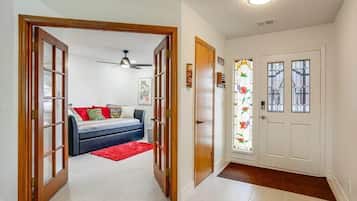 Smart-TV, Kamin, Bücher, Computerbildschirme