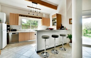 Kylskåp, ugn, spishäll och diskmaskin