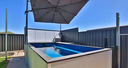 Perfect, quiet location, walking distance to Billabong, 8 Minute drive to town..