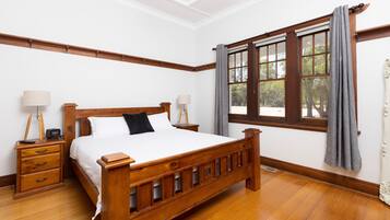 4 bedrooms, desk, iron/ironing board, free WiFi