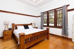 4 bedrooms, desk, iron/ironing board, free WiFi - Perfect, quiet location, walking distance to Billabong, 8 Minute drive to town.. (Nichols Point)