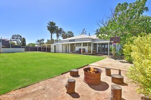 Property grounds - Perfect, quiet location, walking distance to Billabong, 8 Minute drive to town.. (Nichols Point)