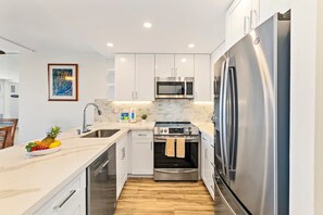 Fridge, microwave, oven, stovetop - Stunning Ocean View at Ilikai Marina in Waikiki (Honolulu)