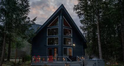 Stunning 3 bed Skykomish Riverfront Cabin with breathtaking views