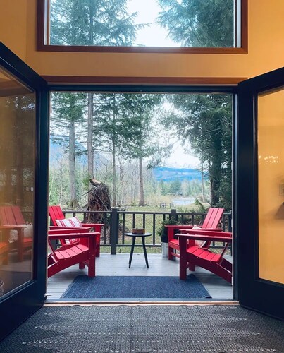 Stunning 3 bed Skykomish Riverfront Cabin with breathtaking views