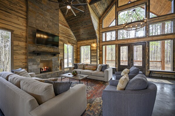 Smart TV, fireplace - Twilight Creek-EV Outlet, Gameroom, 2 Hot Tubs - Virtual Tour Available (Broken Bow)