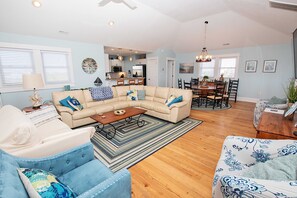 TV - Oceanside, Hot Tub, Screened Porch, Wild Horses, 4x504, Sol Searcher (Corolla)