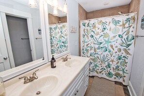 Combined shower/bathtub, towels