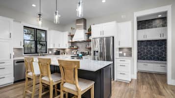 Køleskab, mikrobølgeovn, ovn, kogeplade