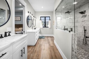 Tina con regadera, secadora de cabello, toallas 