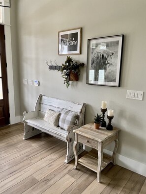 TV, lareira, livros, escritórios